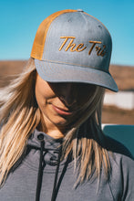 Load image into Gallery viewer, Tri Script trucker in grey/amber(snapback)
